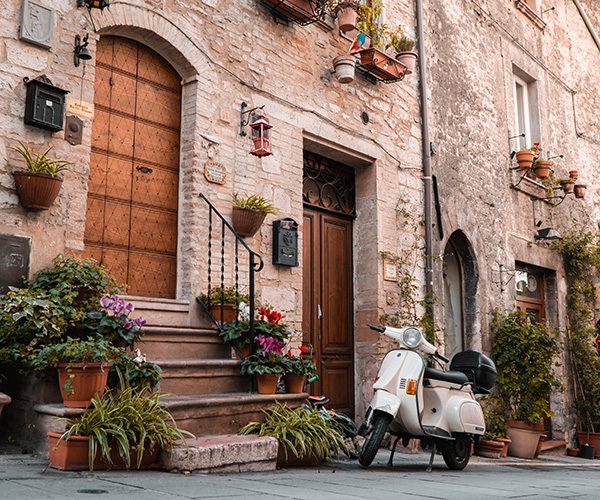 Vespa in einem charmanten Dorf in Italien