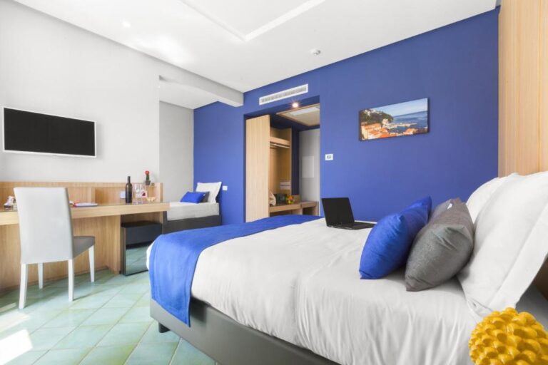 Amalfi-Hotel mit Pool während der Vespa-Tour, Hotel mit Schwimmbad in Amalfi während der Vespa-Reise.