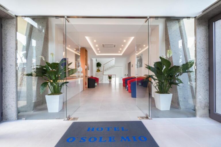 Hotel Amalfi während der Vespa-Tour Amalfi, Hotel mit Pool in Amalfi während der Vespa-Tour Amalfi.