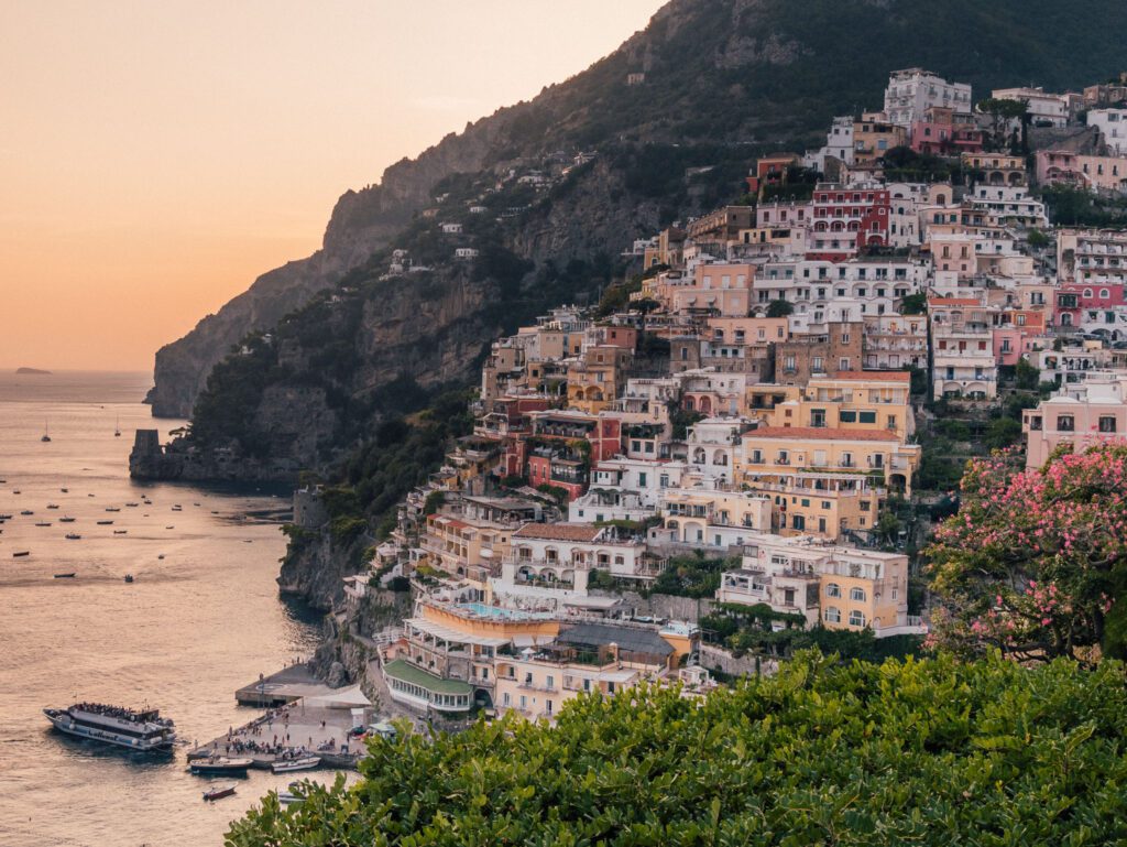 Positano während des Sonnenuntergangs auf der Vespa-Tour.