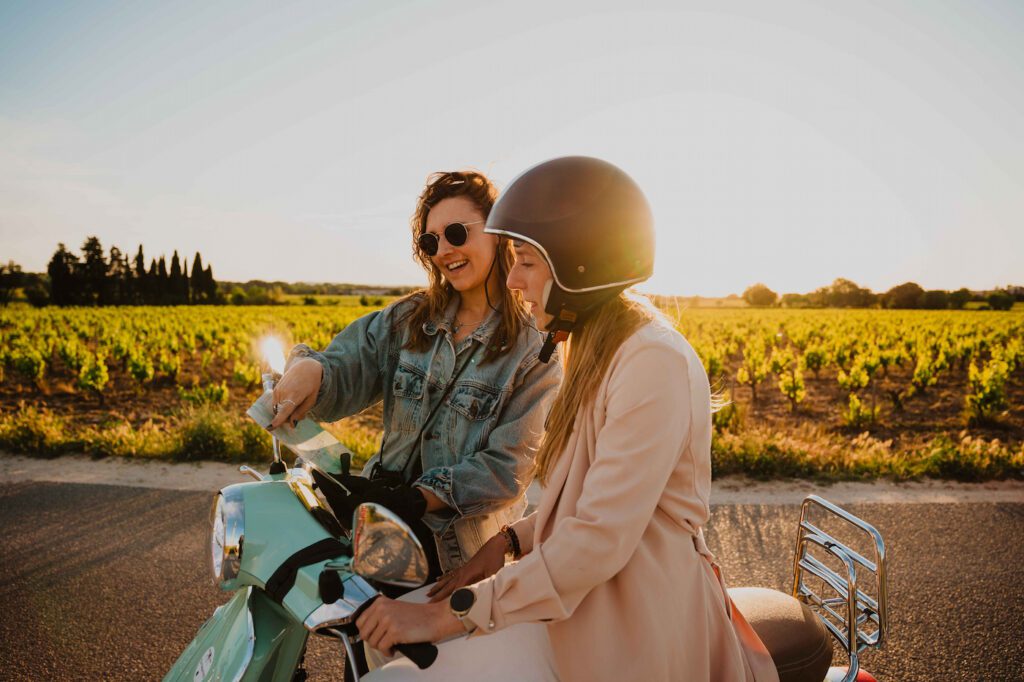 Route Vespa Tour Sardinien in Italien, 2 Frauen, die ihre Route für ihre Vespa-Tour in Sardinien, Italien, anschauen.