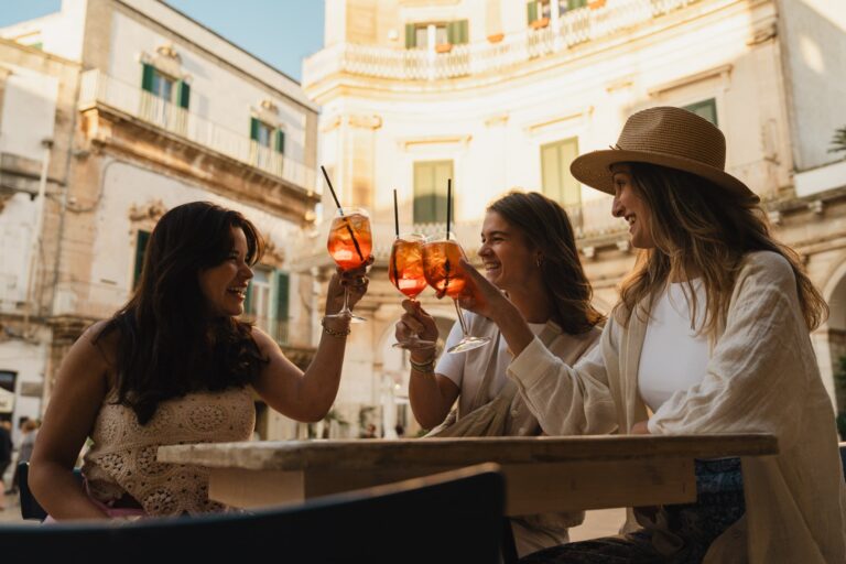 Frauen, die Aperol Spritz in Apulien trinken