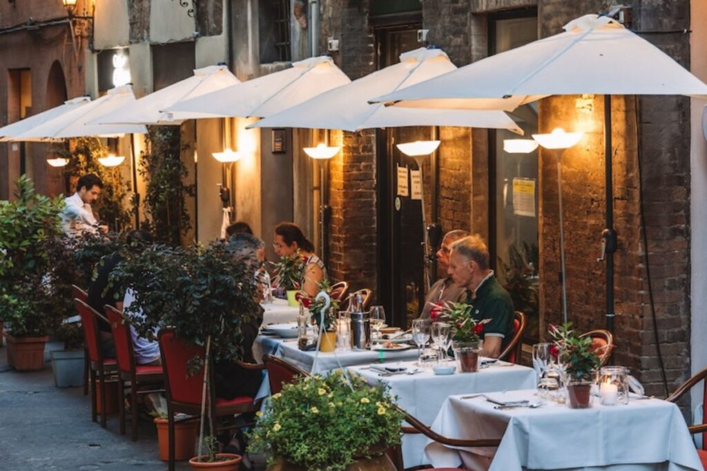 gemütliches Terrassenrestaurant in der Toskana