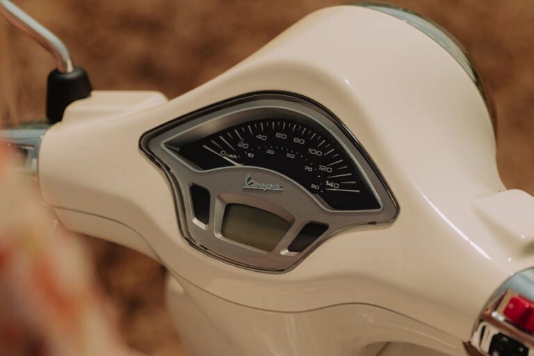 Weiße Vespa für die Vespa-Tour in Amalfi Vespa für die Vespa-Tour entlang der Amalfiküste