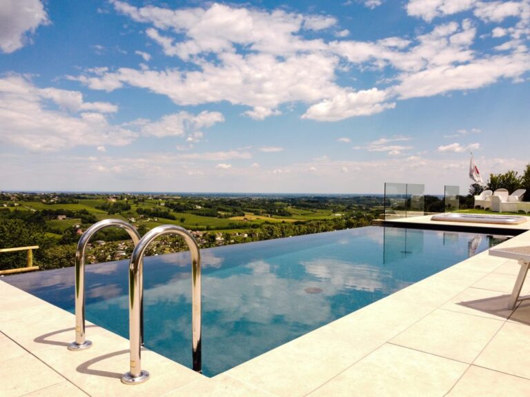 Schwimmbad mit Blick auf die Dolomiten in Venetien, zwembad met zicht op dolomieten in Veneto