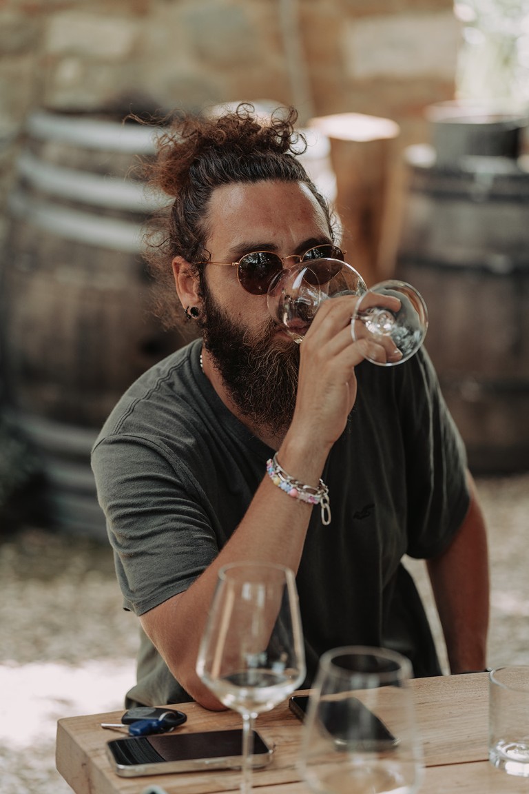 Mann genießt Wein im Chianti